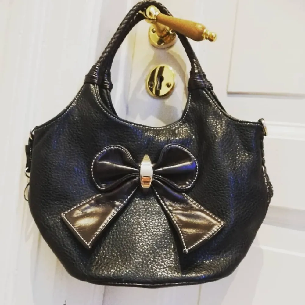 Heyy! this bag is from the brand J &D paris. its a really pretty bag. its in dark shades but are still super duper cute and stylish!!💞 please message me if ur interested in buying! (Btw yes, theres a bow on the front of the bag)! -love yall!💞💞. Väskor.