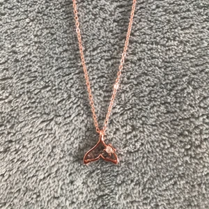 Halsband  - Säljer detta halsbandet då det ej har kommit till användning. Helt oanvänt. Frakt står köparen för.