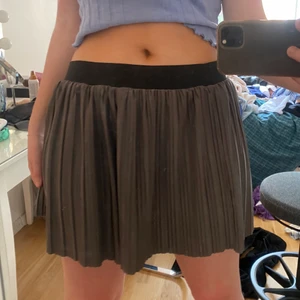 Grå kjol - Säljer denna as snygga gråa kjolen. As snygg nu till sommaren men även sen i vinter med strumpbyxor. Storlek M från veromoda 150kr!!! Vid flera intreserade sker budgivning. Frakt tillkommer kan även mötas i Stockholm 