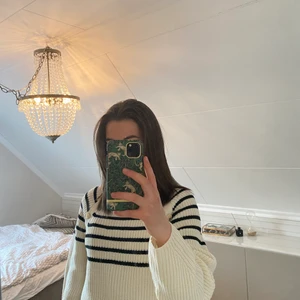 Randig stickad tröja Hm - Svart- och vitrandig stickad tröja med fina guldfärgade dekorknappar, storlek Xs. Aldrig använd och därav är prislappen kvar. Bud från 90 kr. Samfraktar gärna med annat jag säljer.