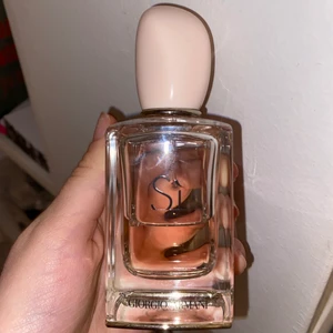 Giorgio Armani Si eau de toilette - Säljer då jag inte använder längre, halva kvar! Kostar runt 600-700 kr. Väldigt lik Hotshot 2 från linn ahlborg 
