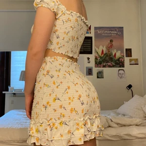 BLOMMIGT SET MED KJOL OCH TOPP - Blommigt gulligt sett från BIKBOK (finns ej kvar) med volangkjol och off-shoulder top (går att bära med ärmarna uppe, bild 2) I perfekt skick ❤️ Passar XS-S/M då tyger är stretchigt.