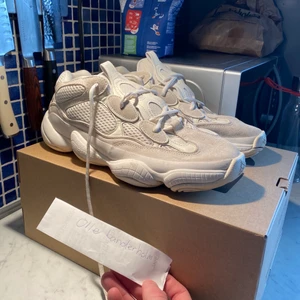 Adidas Yeezy 500 Bone White - Säljer nu mina Yeezy 500 bone white. Då dom är lite för små i storleken. Dom är använda, men i gott skick. Dock en liten  flaw i form av en scuff. Vid intresse, tveka inte på att höra av er för med bilder osv. Box medföljer ofc, köparen står för eventuell frakt. Köpta från adidas på realase 