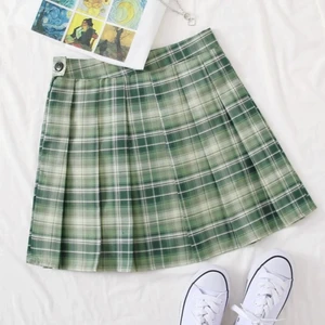 Söt grön tenniskjol - Söt tenniskjol💗💗 Inte min stil längre så säljer nu💗💗 150kr + 50kr frakt💗 Samfraktar såklart om du köper mer från min sida så kanske det kan bli billigare💗