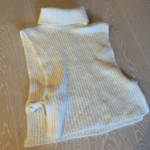 Vit väst  - Säljer denna vita väst som är superfin under en långärmad tröja! 