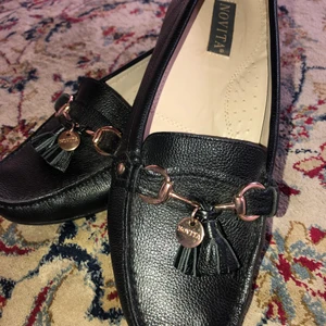 Novita loafers strl 39 svarta HELT NYA - Ett par svarta loafers från Novita i strl 39. De är använd 2 ggr, endast testade. Köpta för 1200kr i butik. Fina gulddetaljer och inga hål/repor osv. Pris kan diskuteras!