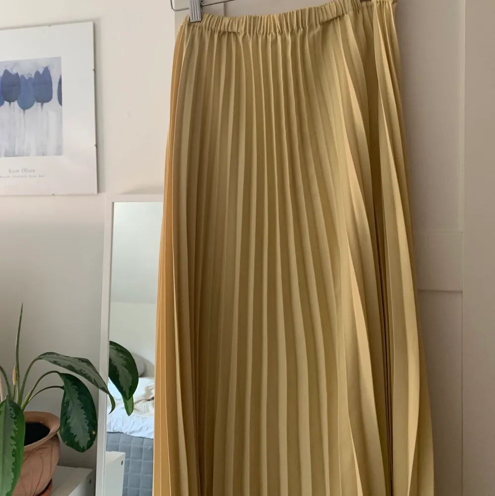 Veckad gul kjol från ginatricot💛💛 storlek 40 men den är väldigt stretchig så kan passa allt från XS-L💛 köparen står för frakt . Kjolar.