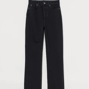 Split-detalj jeans - Endast testade jeans från hm. Jeansen har hög midja och smala ben, de är långa (jag är 170cm) är något liten i storlek men stretchiga. Har en liten split-detalj i slutet på benet. 