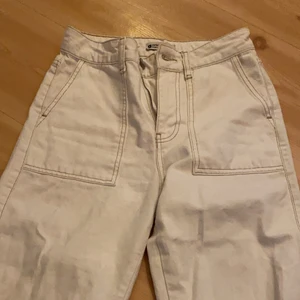 Gina tricot jeans - Vita jeans från Gina tricot. Storlek 34. 