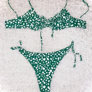 Superfin bikini - En superfin bikini som tyvärr är för liten i överdelen. Aldrig använd och endast överdelen är testad. Har band som kan sjusteras på underdelen och runt axlarna, den har gulligt knäppe bak. Skriv till mig för mer info, mått, detlajbilder mm🥰 buda i kommentarerna med start på 70 kr, kan även gå med på ett satt pris vid snabb affär💞