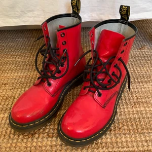 Glansiga röda Dr. Martens - Säljer mina Dr. Martens pga. för små för mig. De är inte använda särskilt mycket så sulan är i princip i nyskick, men det är ett lite repmärken framme vid tårna på båda skorna, se bild. Annars är de så gott som nya!