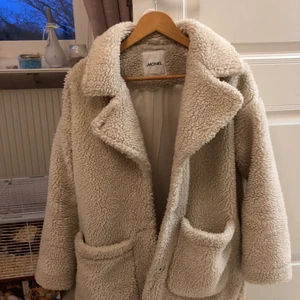 Jacka från Monki, stl S - Sjukt mysig jacka köpt på Monki för ett antal år sedan, flitigt använd men i gott skick. Stl S men oversized passform, så beroende på hur en vill att den ska sitta passar den nog ett antal större storlekar också. Fraktar eller möts i Ängelholm/Helsingborg! 💖