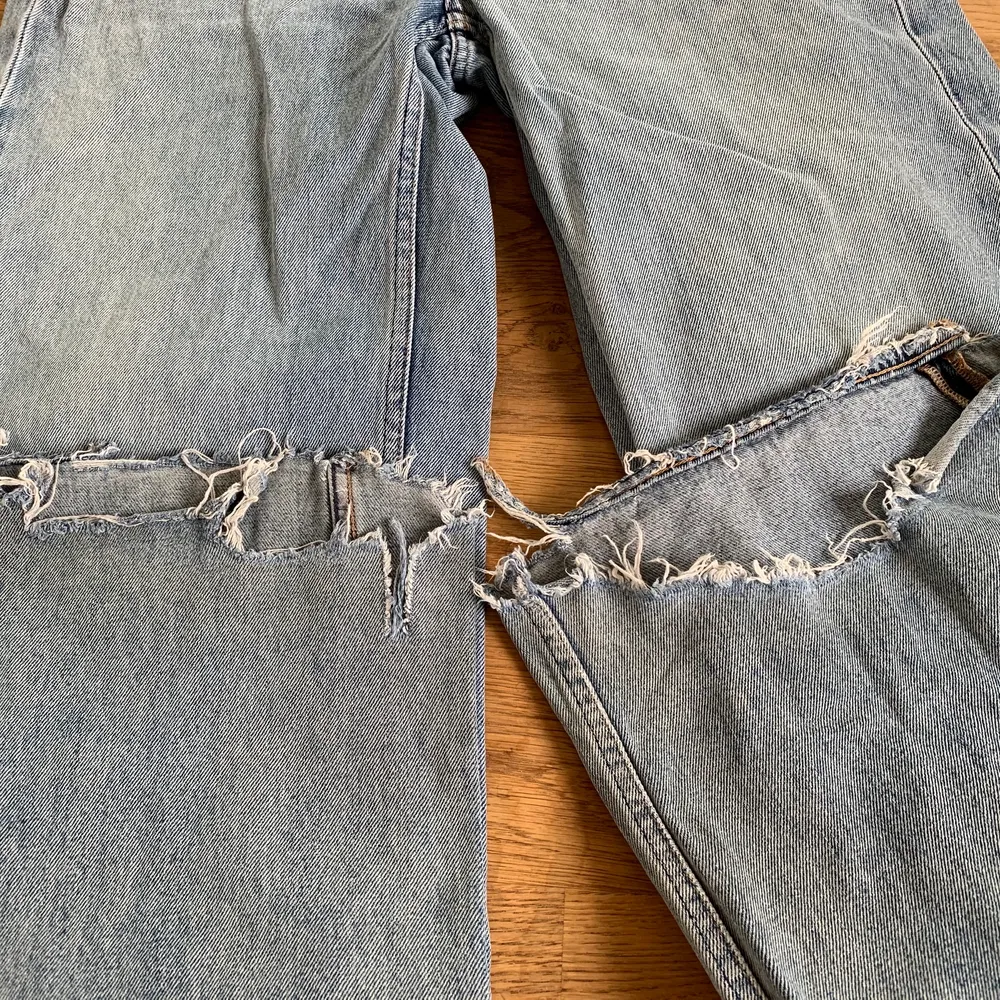 Weekday jeans i modellen ace, färg ”Ace san fran blue”. Väldigt slitna nertill i bak, men bra skick i övrigt☀️ Jag på bilden är 1.76. Jeans & Byxor.