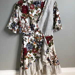 SOMMARKLÄNNING - En helt fantastisk sommar klänning som jag äääälskar. Passformen är helt perfekt och materialet är tunt vilket gör det till den bästa sommarklänningen. Älskar mönstret på denna klänning. 