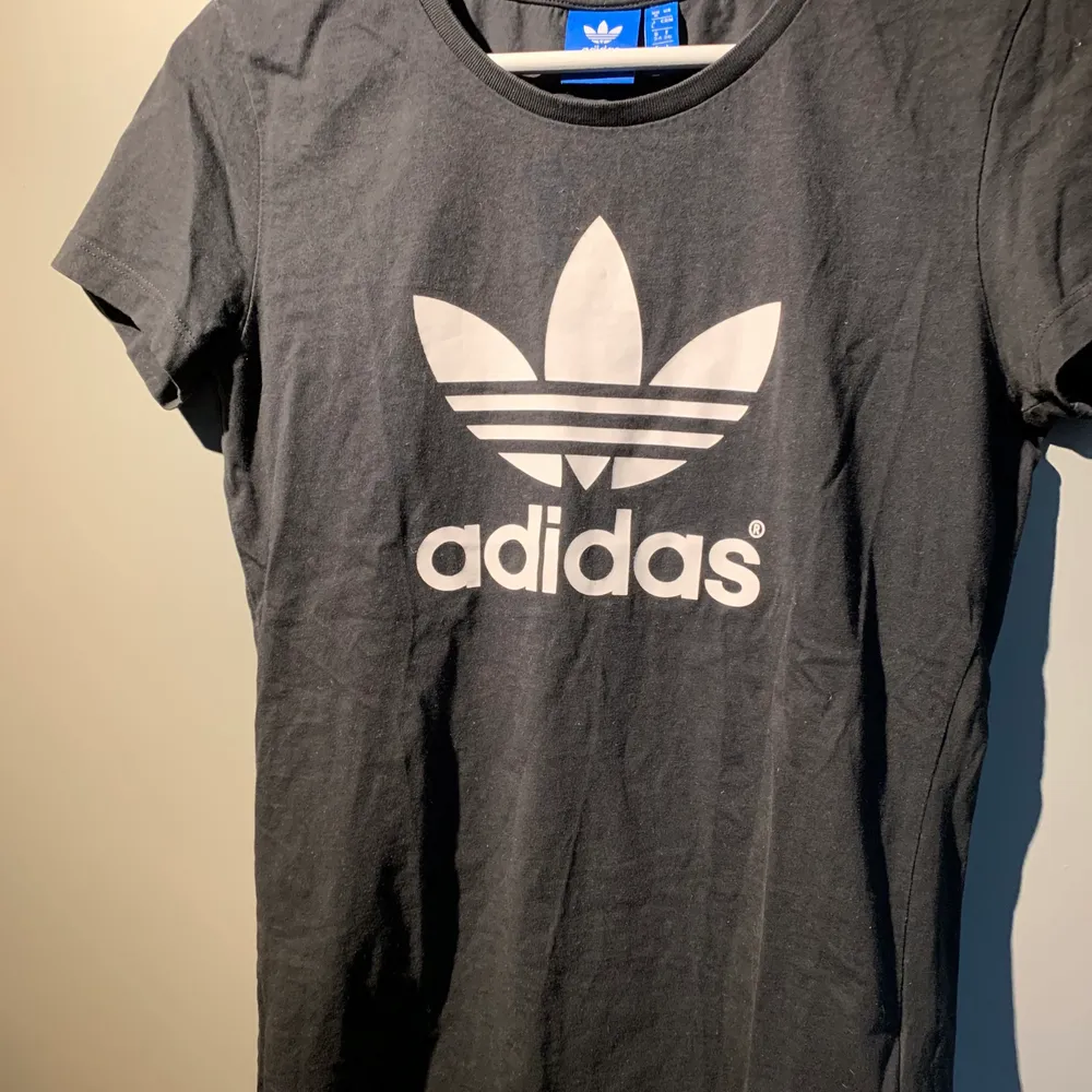 Säljer min Adidas T-Shirt. Väldigt gott skick, använd fåtal gånger. Inget synligt slitage. Ord. Pris 299:- säljes för 150:-. Köpare står för frakt och endast swish 🌼. T-shirts.