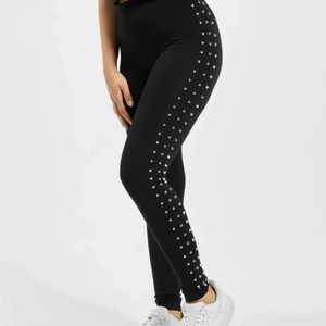 Leggings med nitar - Leggings med nitar längs benen. Storlek M. Endast provade då de tyvärr är lite för små på mig. Frakt: 45 kr i postens påse. 