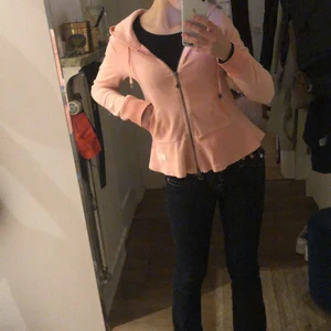 Odd molly  - Söt odd Molly kofta som är väldigt trendig just nu! 💞 Tror den är köpt för över 1000kr och i väldigt fint skick. Möts helst i Stockholm men kan även frakta💞 