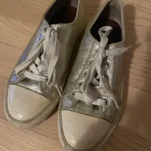 Guldiga Burberry sneakers, dem påminner om converse skor, dem är några år gamla dem är fortfarande som nyskick 