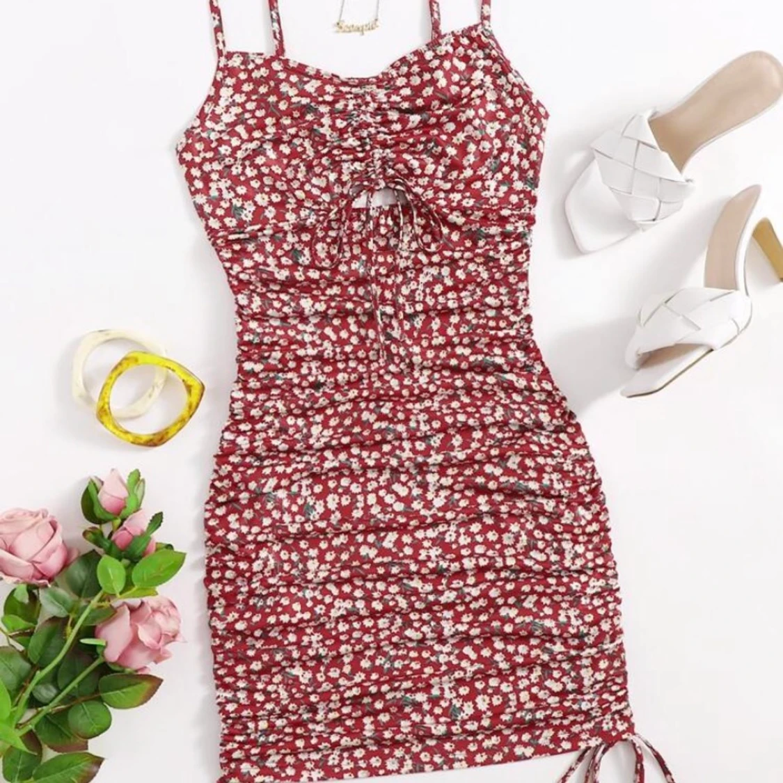 Fin röd klänning med blommor