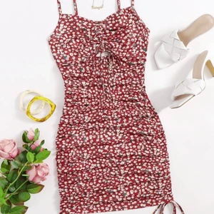 Fin röd klänning med blommor - Helt oanvänd klänning från Shein. Strl S / 36. Säljer för att den inte passar min kroppsform. Kan mötas upp i Göteborg området. (Inte mina bilder) 💕💕