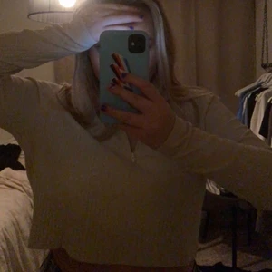 zip topp - Från monki, väldigt fint skick!!🌟 Passar allt mellan S-L