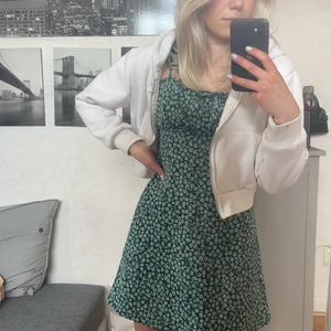 Grön klänning  - En jätte fin grön klänning från H&M i storlek XS💗 Trendig och väldigt fin till sommaren. Använd några fåtal gånger och är i bra skick💗 frakten ingår i priset 