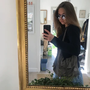 Stella McCartney väska - Funderar på att sälja min såå fina Stella McCartney väska då jag vill köpa något nytt. Den passar till allt och är så fin och rymlig. Buda från 2000kr privat🥰