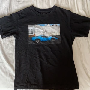 T-shirt från pass port - Snygg tisha från pass port, lite sprickor i trycket annars i gott skick. Använd fåtal ggr 