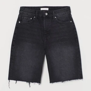 Svart/gråa jeansshorts  - Fina svart/gråa jeansshorts från HM i storlek 32. Passar tyvärr ej mig längre och därför inga egna bilder! För passform se bild 2! Köparen står för frakt💖