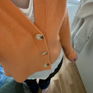 Orange stickad kofta - Superfin och mysig stickad kofta från h&m. Original pris är 500. Köparen står för frakten på 66 kr 🧡 det är bara att kontakta för fler bilder etc