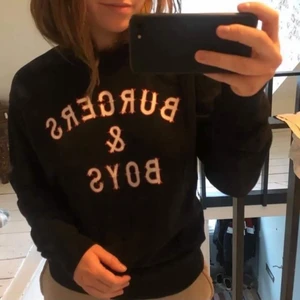 Sweater / tjocktröja storlek XS - Ascool tröja från Colourful Rebel som tyvärr aldrig kommer till användning längre ✨ köpt för 699kr! Eventuell köpare hämtar hemma hos mig, men kan även skickas om så skulle behövas! Obs! Katt finns i hemmet 🥰