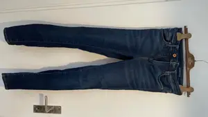 Mörkblåa jeans som med shapingeffekt. Byxorna ser väldigt små ut men töjer sig med kroppen. 
