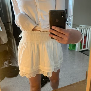 Vit volangkjol från hm strl xs - Säljer denna trendiga volangkjol från hm som är helt oanvänd med alla lappar kvar😍😍😍perfekt i sommar! Först till kvarn🙏🙏 Strl xs