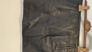 Kjol i fejkskinn - Svart kjol i fejkskinn, fint skick stl 36