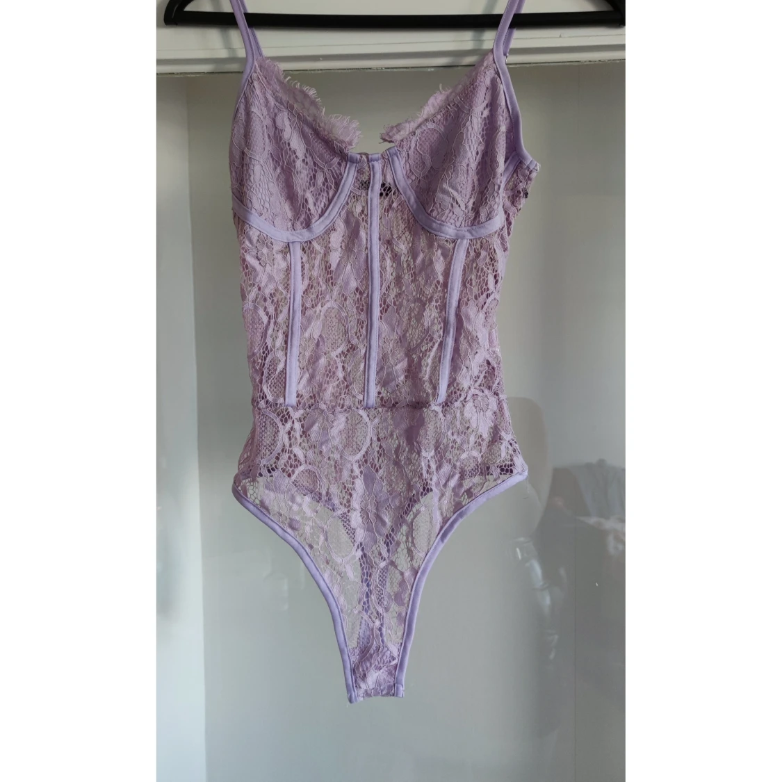 Lila/ljuslila pastell spets bodysuit top