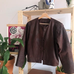 Fin läderjacka  - Fin kvalite läderjacka av danska märke Finlay, aldrig använt pga små storlek. Har en fin kroppad passform, jag har själv tagit ut axelvaddarna och sytt ihop öppningen. 