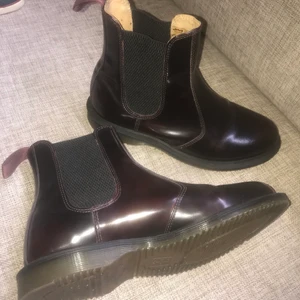 Dr. Martens skor  - Dr. Martens stövletter brun/vinröd. Knappt använda så i fint nyskick! Inköpt för 1700kr 