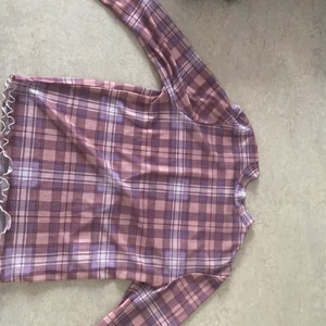 Tröja  - En sheer tröja som är blandade färger av rosa