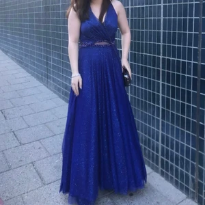 Skräddarsydd balklänning  - Skräddarsydd balklänning som motsvarar S. Använd under en kväll och är i bra skick. Pris kan diskuteras vid snabbaffär 