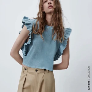 Zara topp - En skit cool volang topp i en blå färg! Super trendig och är helt slutsåld på hemsidan! Tröjan har endast andvänts två gånger och är i topp skick. 