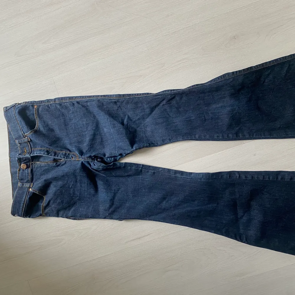 Blåa utsvängda jeans från Dr.Denim i fint skick! Storlek M. Pris 150kr . Jeans & Byxor.