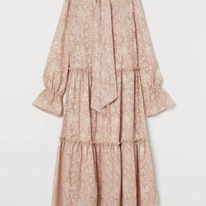 Sommarklänning  - Underbar sommarklänning från H&M. Strl XS men passar också S. Oanvänd, nypris 800 kr