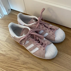 Adidas Superstars - Gammelrosa Superstars i bra skick, använda fåtal gånger, nypris 900kr säljer för 149kr storlek 40, frakt tillkommer utanför Umeå