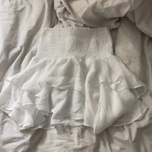 Vit somrig tjol - Skitsnygg vit trendig tjol med volanger. Aldrig använt, säljer pga att den var för stor. Skitskön och jättefin till sommaren. Ordenariepris 119kr säljer för 70 ink frakt🌸 skriv om du är intresserad 💗
