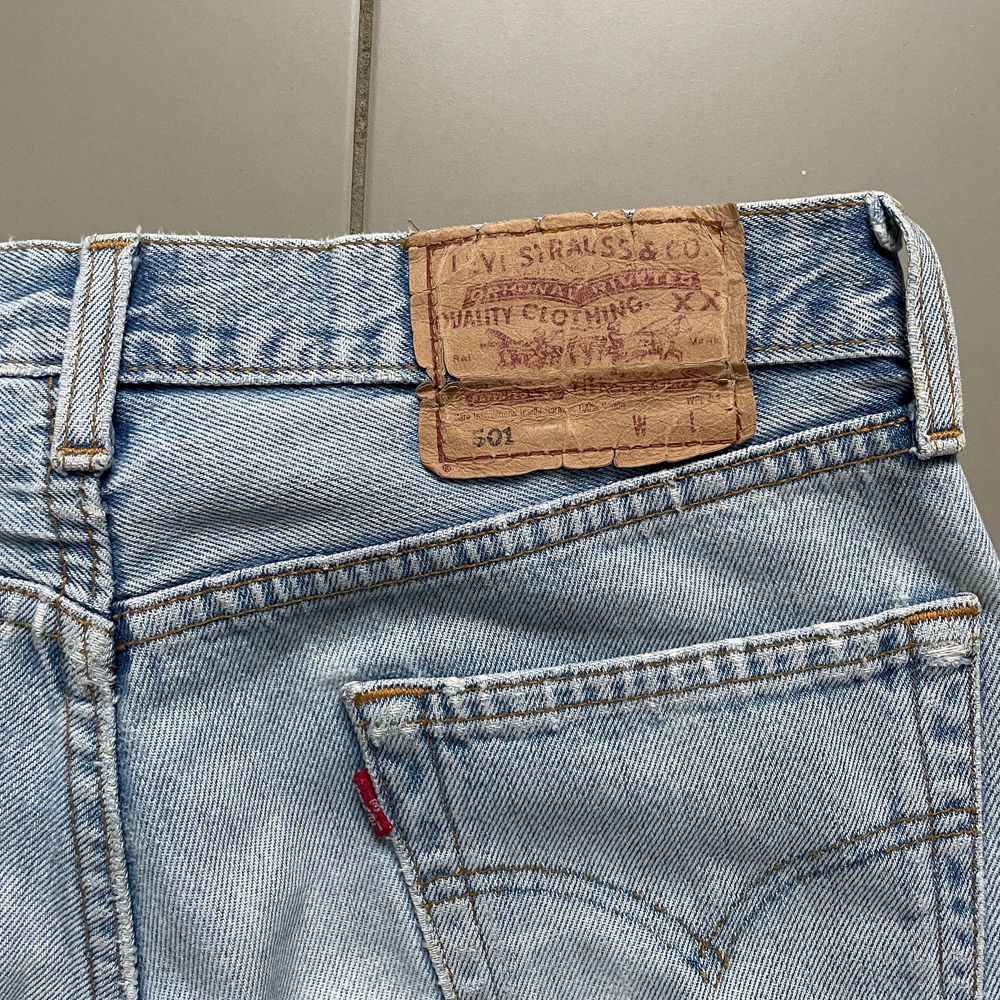 Ett par ljusa slitna Levis 501 jeans som är köpta på beyond retro i Göteborg. Köparen står för frakt(:. Jeans & Byxor.