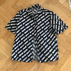 Billie Eilish skjorta - en kortärmad skjorta! med Billie eilish märke och har en snygg krage. om du vill ha mer info eller bilder skriv till mig privat! 