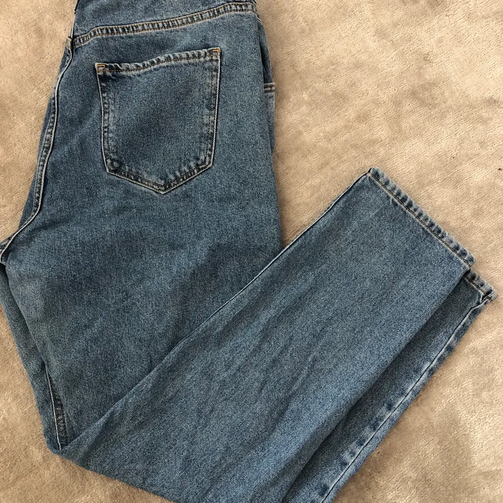 Blåa mom jeans i storlek 42! Oanvända! Superfint unikt blombroderi från Denim Co. Vid frågor är det bara att skriva !💖💖💞. Jeans & Byxor.