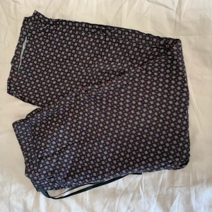 Pyjamasbyxor  - Använda några gånger. Kortare i benen, på mig är de ankellånga men ser nästan försmå ut (jag är 173), så skulle passa någon med lite kortare ben!