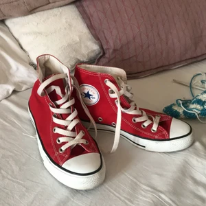 Röda converse - I princip nya röda converse storlek 37 köpta i andra hand, men som jag ångrat köpet. Jättebra skickt förutom att märken ser lite sliten på vänster fot (se tredje bilden). Köparen står för frakt ;) Om flera är intresserad läggs den upp för budgivning! 😛 Högsta bud: 220 kr ✨Budggivningen gills bara med 10 kr över högsta budet ✨