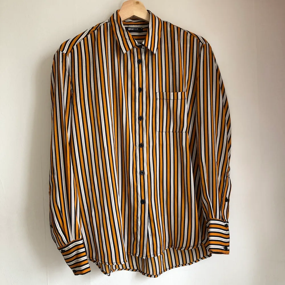 Snygg randig vintage skjorta från Gina tricot. Passar bra att dra på över en topp nu till sommaren. Säljer då jag har många liknande.. Skjortor.